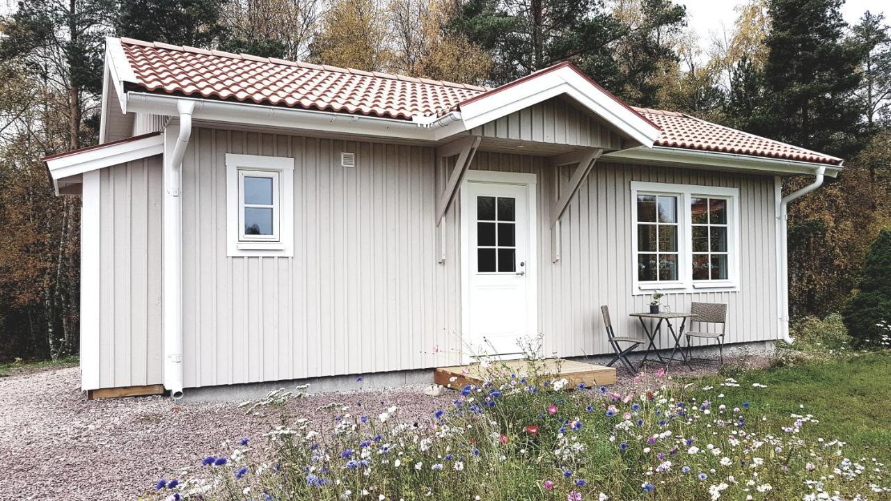 Nybyggd Stuga Intill Skogsbrynet - New Built Cottage Next To The Cowberry Forest Mora Exterior photo